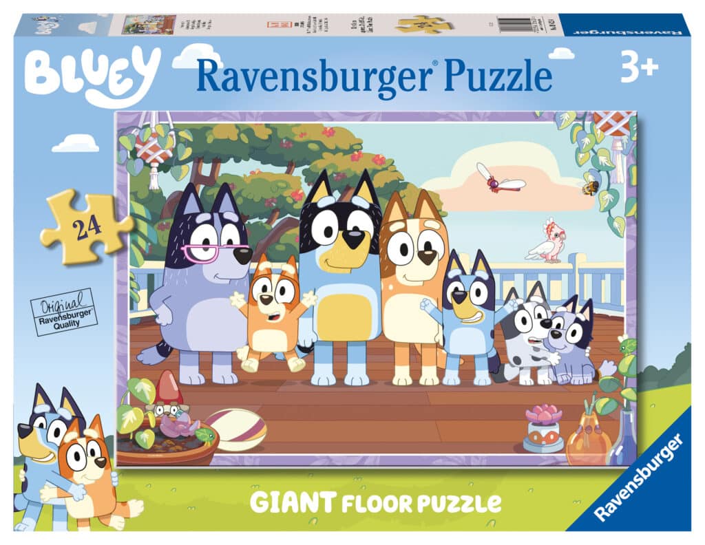 Schachtel mit einem 24-teiligen Ravensburger Bluey-Riesenpuzzle für Kinder ab 3 Jahren, das die Familie Bluey und ihre Freunde auf einer Terrasse mit Essen, Blumen und einem Hintergrund im Freien zeigt.