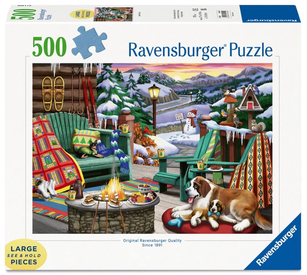 Ein 500-teiliges Ravensburger Puzzle, das eine verschneite Hüttenveranda mit Adirondack-Stühlen, Hunden, Katzen und gemütlicher Winterdekoration zeigt.