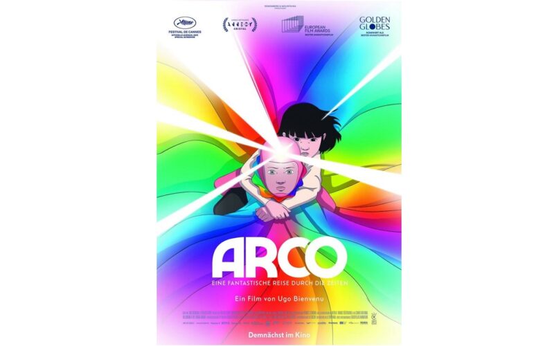 Das animierte Filmplakat zeigt zwei sich umarmende Figuren, die von bunten, strahlenden Lichtstrahlen umgeben sind; der Titel "ARCO" ist am unteren Rand deutlich zu erkennen.