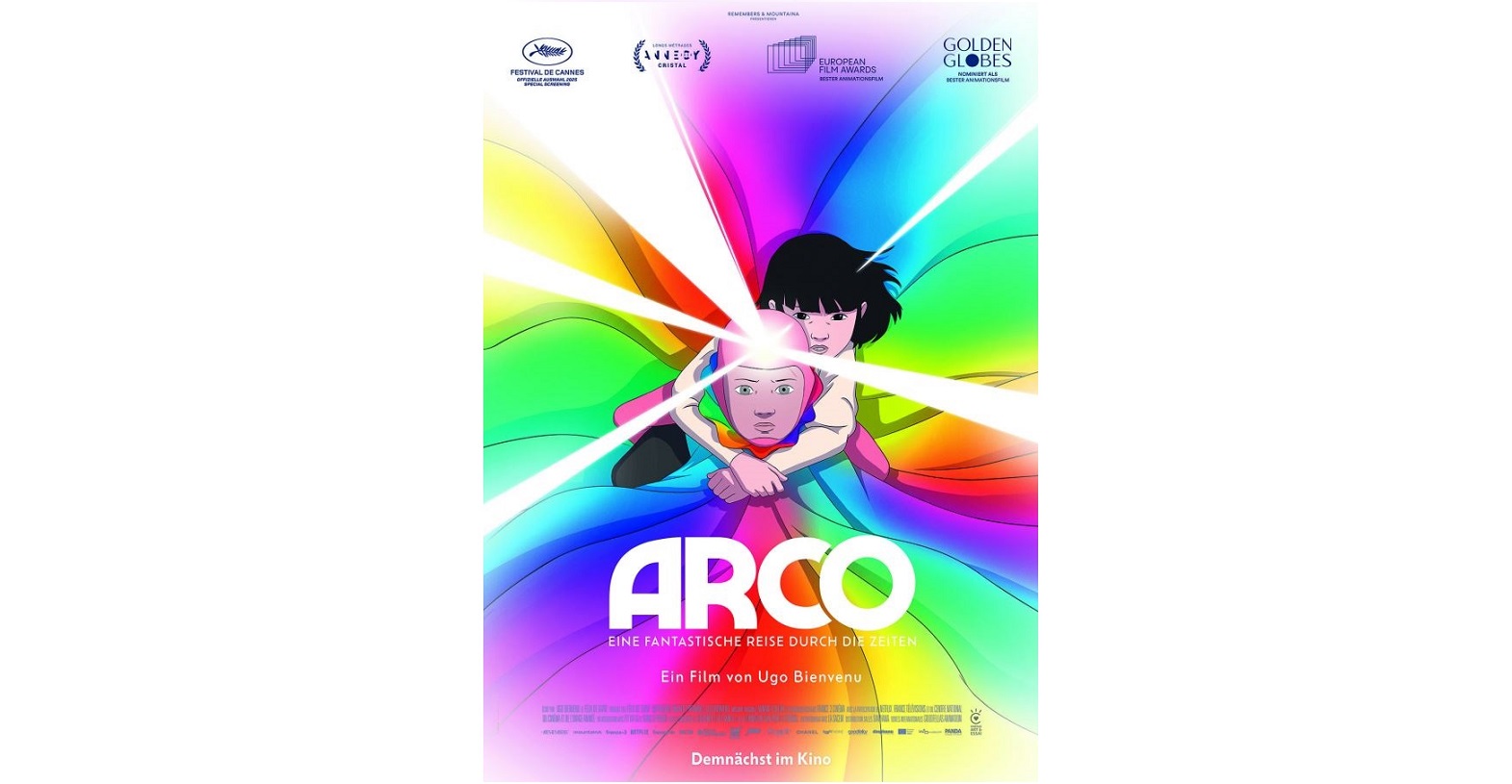 Das animierte Filmplakat zeigt zwei sich umarmende Figuren, die von bunten, strahlenden Lichtstrahlen umgeben sind; der Titel "ARCO" ist am unteren Rand deutlich zu erkennen.