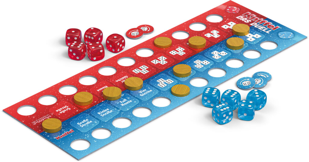 Ein Spielbrett mit roten und blauen Feldern, kreisförmigen Spielsteinen, roten und blauen Würfeln und Text in jeder Reihe; in einigen Feldern sind Spielsteine angeordnet.