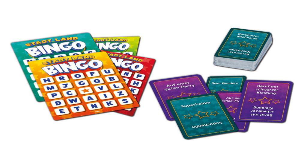 Vier bunte "Stadt Land Bingo"-Tafeln mit Buchstaben sind neben einem Satz blauer Karten und mehreren lila und grünen Spielkarten ausgelegt.