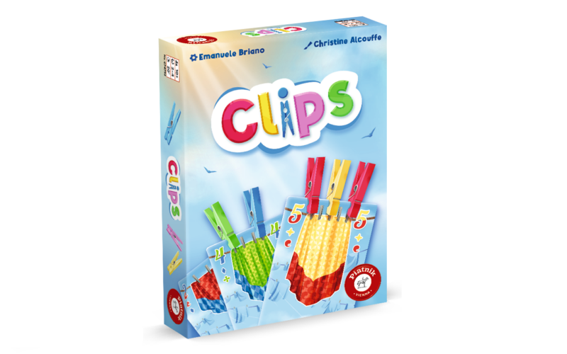 Eine blaue Schachtel für das Spiel "Clips" mit bunten Wäscheklammern, die Karten mit Zahlen halten. Auf der Oberseite sind die Namen Emanuele Briano und Christine Alcouffe zu lesen.
