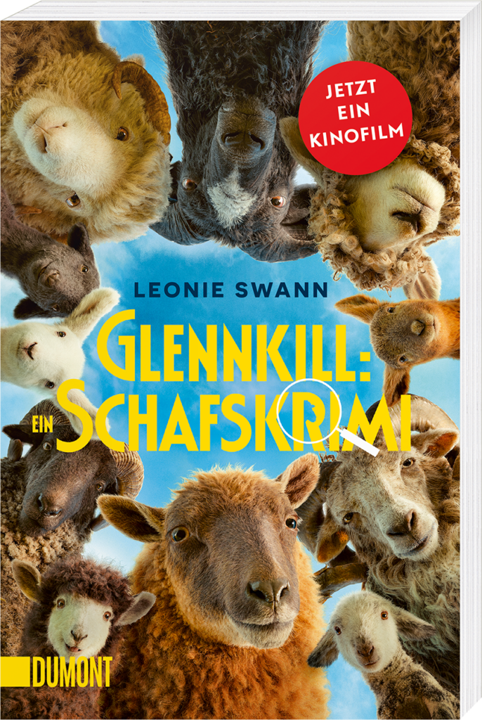 Buchumschlag von "Glennkill: Ein Schafskrimi" von Leonie Swann, mit Schafen, die in die Kamera schauen, und einem roten Aufkleber, der auf eine Verfilmung hinweist.