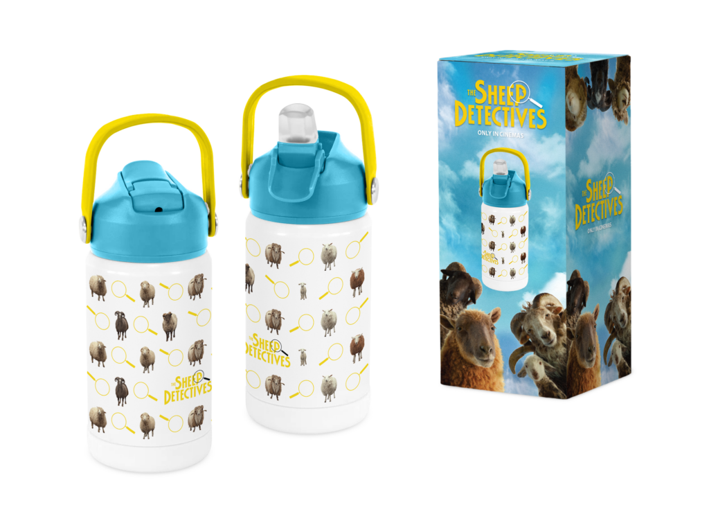 Zwei Wasserflaschen mit Schaf-Detektiv-Illustrationen neben einer blauen Schachtel mit demselben Design und dem Text "Sheep Detectives".