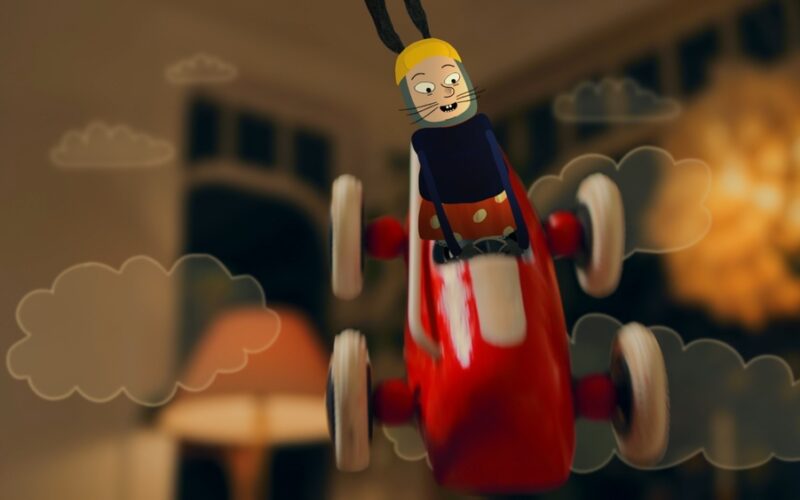 Animierte Figur mit Kaninchenohren fährt mit einem roten Spielzeugauto durch schwebende Wolken in einem Innenraum, mit unscharfem Hintergrund, der eine Lampe und ein Fenster zeigt.