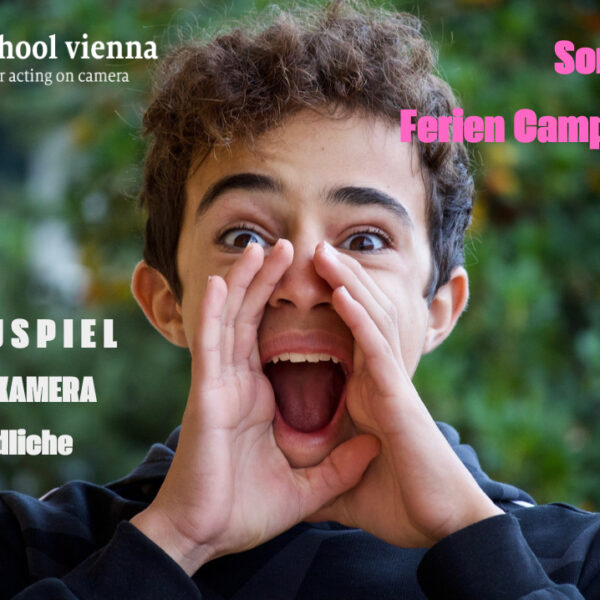 Ein Jugendlicher schreit mit vor den Mund gelegten Händen; der eingeblendete Text wirbt für ein Sommer-Schauspielcamp 2026 für Jugendliche im Alter von 12-16 Jahren der filmschool vienna.