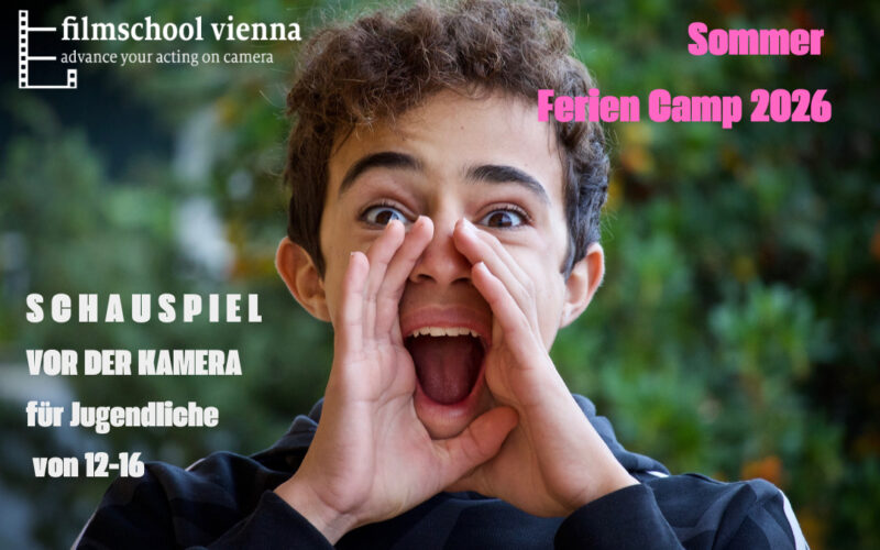 Ein Jugendlicher schreit mit vor den Mund gelegten Händen; der eingeblendete Text wirbt für ein Sommer-Schauspielcamp 2026 für Jugendliche im Alter von 12-16 Jahren der filmschool vienna.