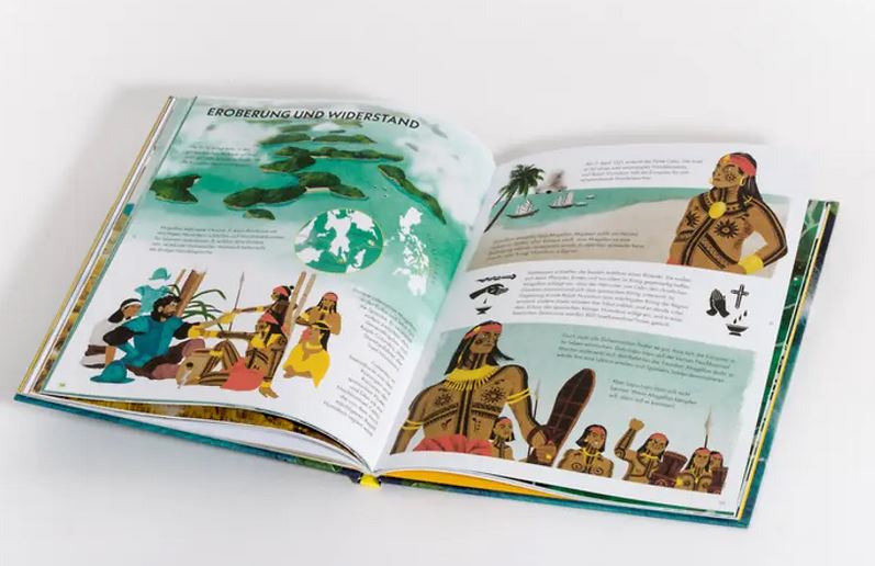 Ein aufgeschlagener Bildband zeigt Seiten mit Text und bunten Zeichnungen von Menschen, Inseln und Booten; die Überschrift lautet "Eroberung und Widerstand".