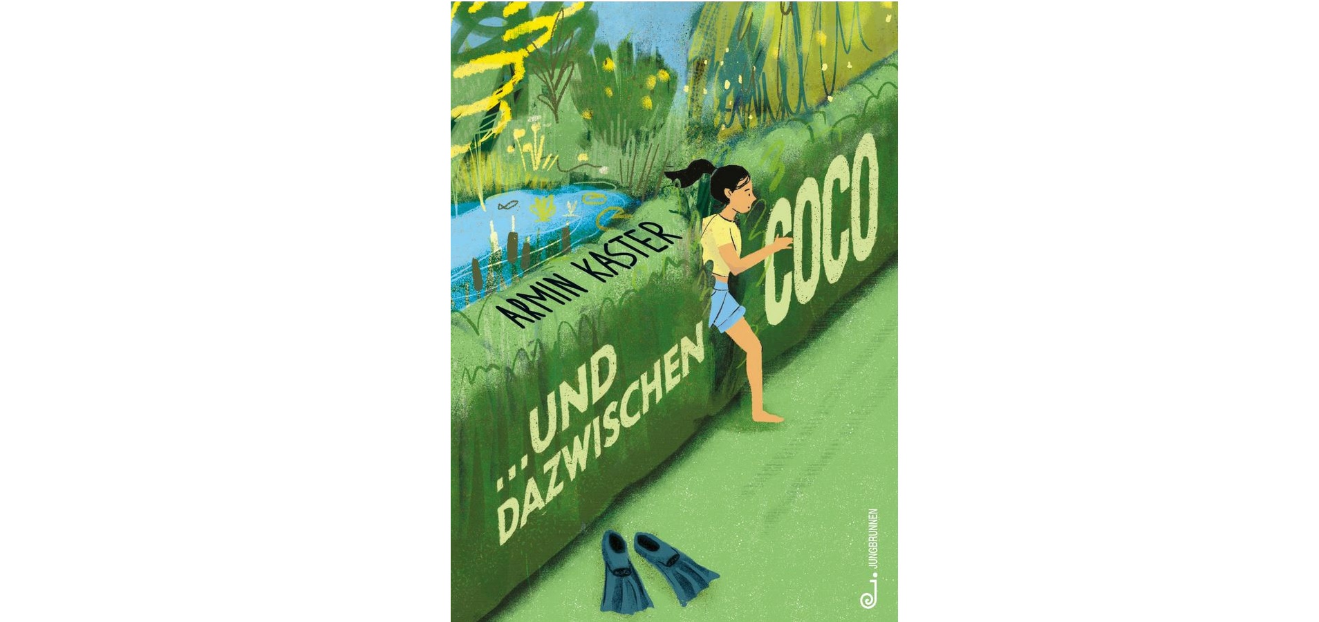 Ein Mädchen in Badekleidung geht neben einer hohen grünen Hecke mit der Aufschrift "Anni Kaster Und Dazwischen Coco" spazieren; Schwimmflossen liegen im Gras, und im Hintergrund ist ein Teich zu sehen.