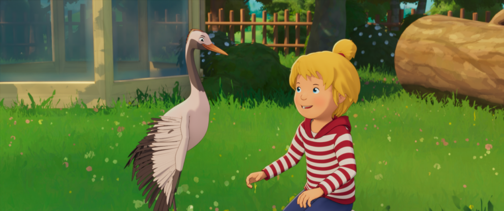 Animiertes Kind mit blondem Haar in einem rot-weiß gestreiften Kapuzenpulli sitzt im Gras neben einem großen Vogel mit ausgebreiteten Flügeln in einer Gartenlandschaft.