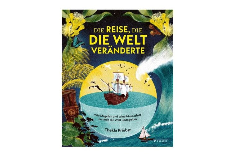 Der Buchumschlag von "Die Reise, die die Welt veränderte" zeigt ein Segelschiff auf dem Meer, umgeben von tropischen Pflanzen, Tieren und Navigationsgeräten, in den Farben Gelb und Blau.