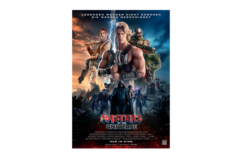 Plakat für "Masters of the Universe" mit einer Gruppe von Fantasiefiguren mit Waffen, einem dramatischen Himmel und dem Filmtitel am unteren Rand. Der deutsche Text wird oben angezeigt.