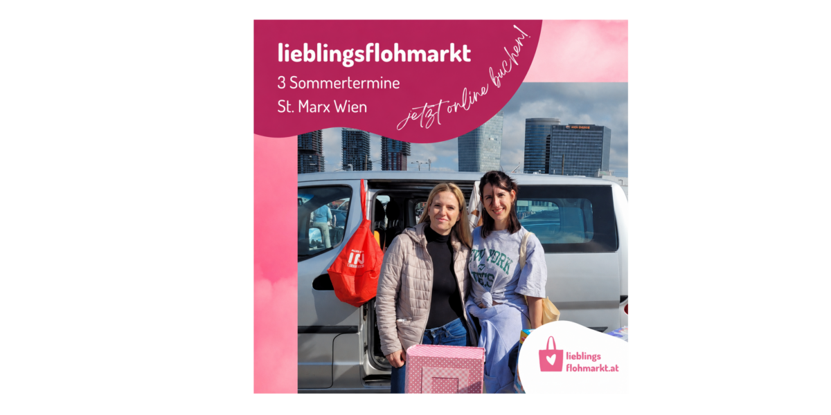 Zwei Frauen stehen mit Taschen in der Hand vor einem Lieferwagen auf einem Flohmarkt in St. Marx, Wien. Im Hintergrund sind hohe Gebäude zu sehen. Der Text wirbt für „lieblingsflohmarkt“.