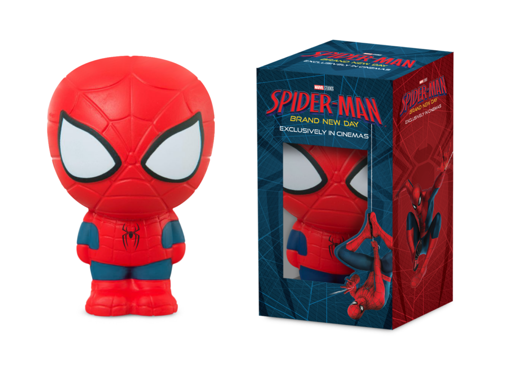 Eine Spider-Man-Sammlerfigur steht neben ihrer Verpackung, die mit Spider-Man-Motiven und dem Logo zu „Spider-Man: Brand New Day“ verziert ist.