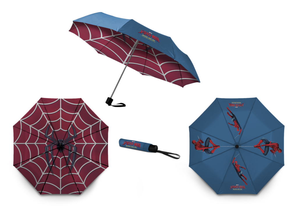 Vier Ansichten eines zusammenklappbaren Regenschirms im Spider-Man-Design: eine im geöffneten Zustand mit Spinnennetzmuster, eine im geöffneten Zustand mit Spider-Man-Motiven, eine im geschlossenen Zustand und eine, auf der beide Designs zu sehen sind.
