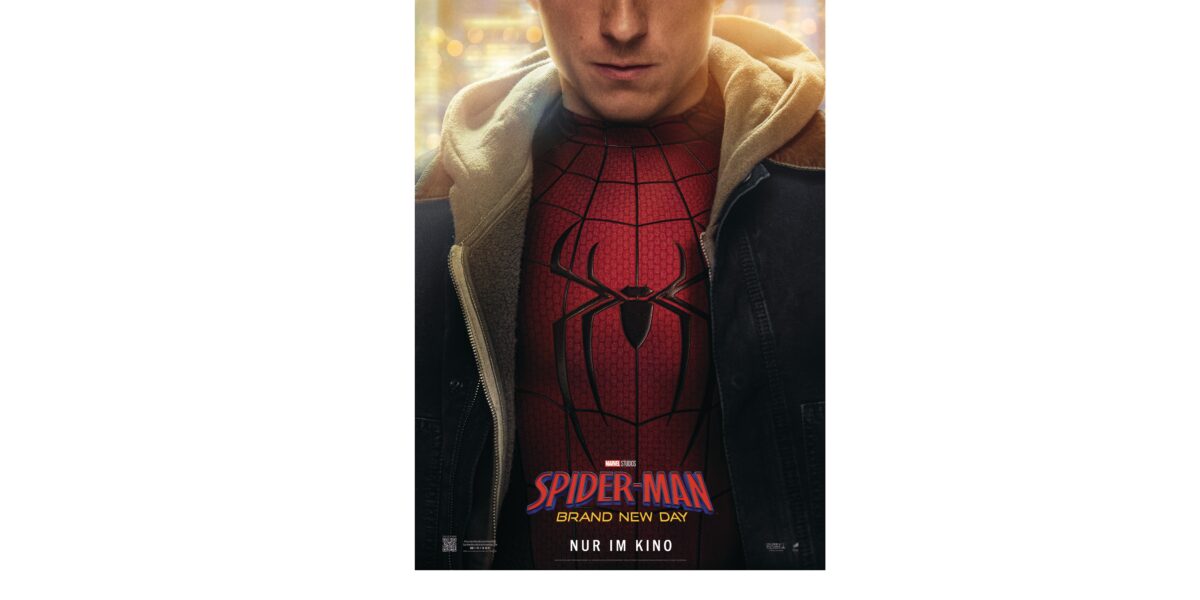 Nahaufnahme einer Person, die unter einer offenen Jacke einen Spider-Man-Anzug trägt, mit dem Text „Spider-Man Brand New Day Nur im Kino“ am unteren Rand des Filmplakats.