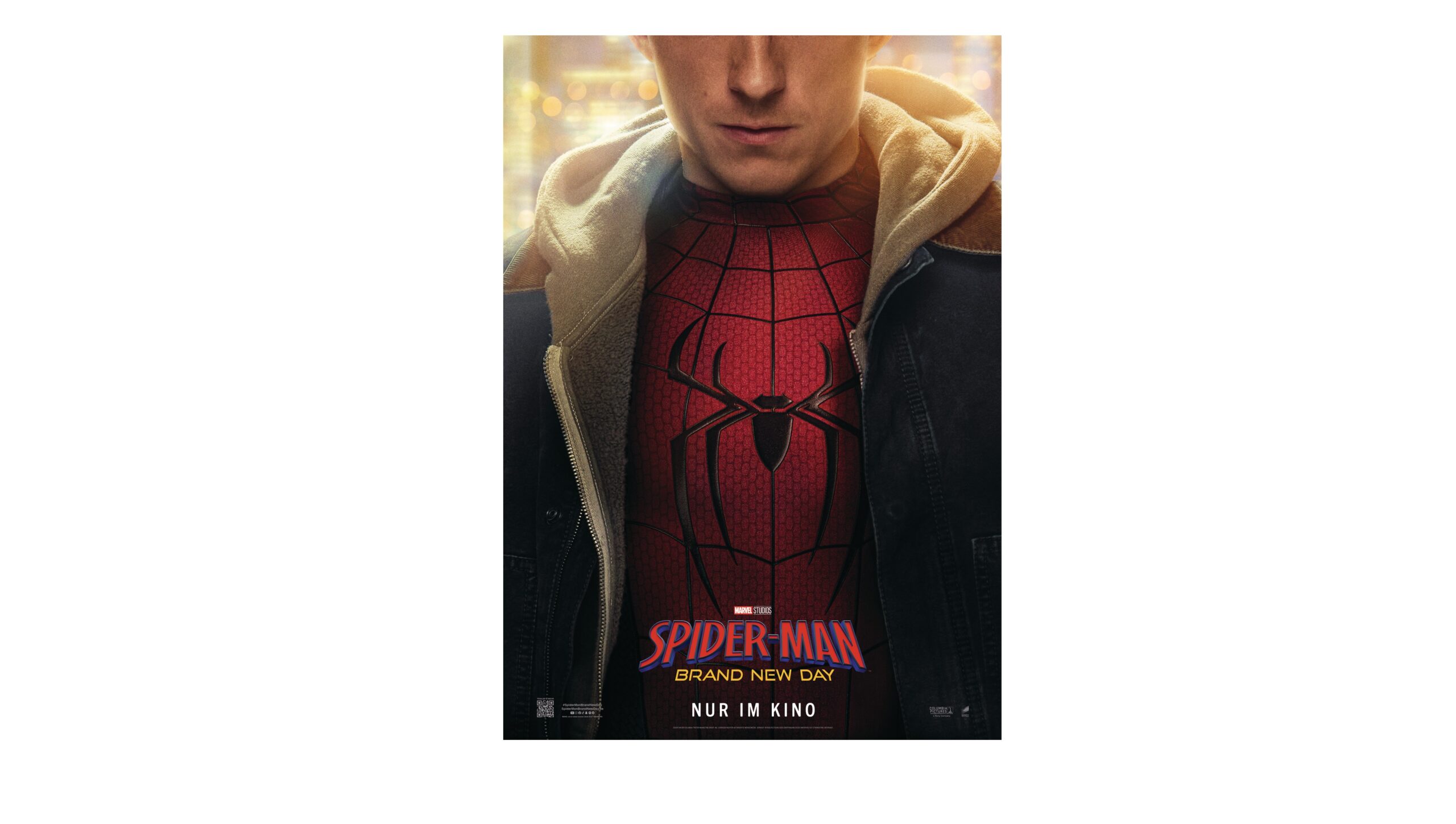 Nahaufnahme einer Person, die unter einer offenen Jacke einen Spider-Man-Anzug trägt, mit dem Text „Spider-Man Brand New Day Nur im Kino“ am unteren Rand des Filmplakats.