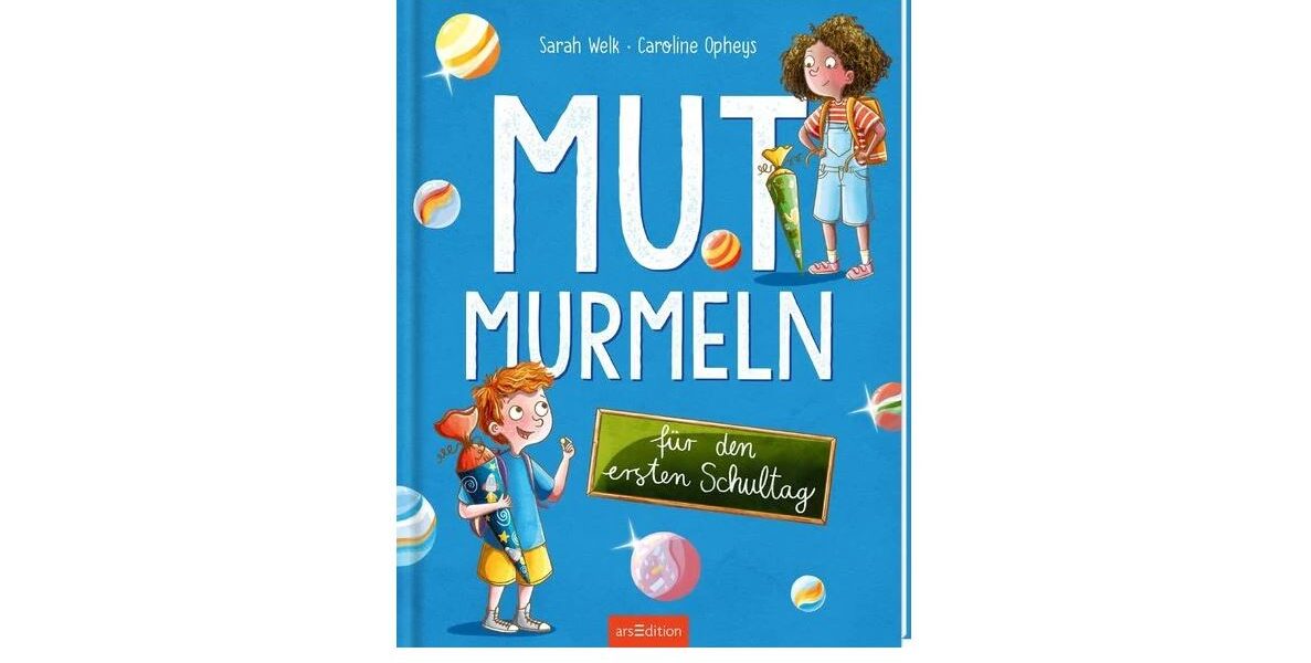 Umschlag eines Kinderbuchs mit dem Titel „Mut Murmeln“ und Illustrationen von zwei Kindern, Murmeln und einer Tafel mit der Aufschrift „für den ersten Schultag“ vor blauem Hintergrund.