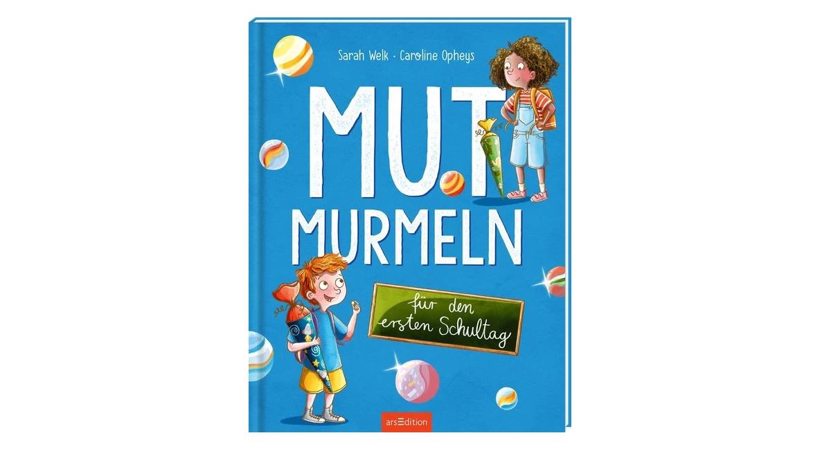 Umschlag eines Kinderbuchs mit dem Titel „Mut Murmeln“ und Illustrationen von zwei Kindern, Murmeln und einer Tafel mit der Aufschrift „für den ersten Schultag“ vor blauem Hintergrund.