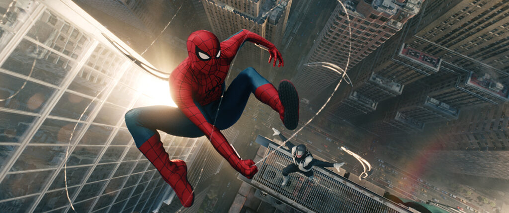 Spider-Man schwingt sich durch die Skyline der Stadt, gefolgt von einer weiteren maskierten Gestalt – beide hoch über den Straßen und Wolkenkratzern.