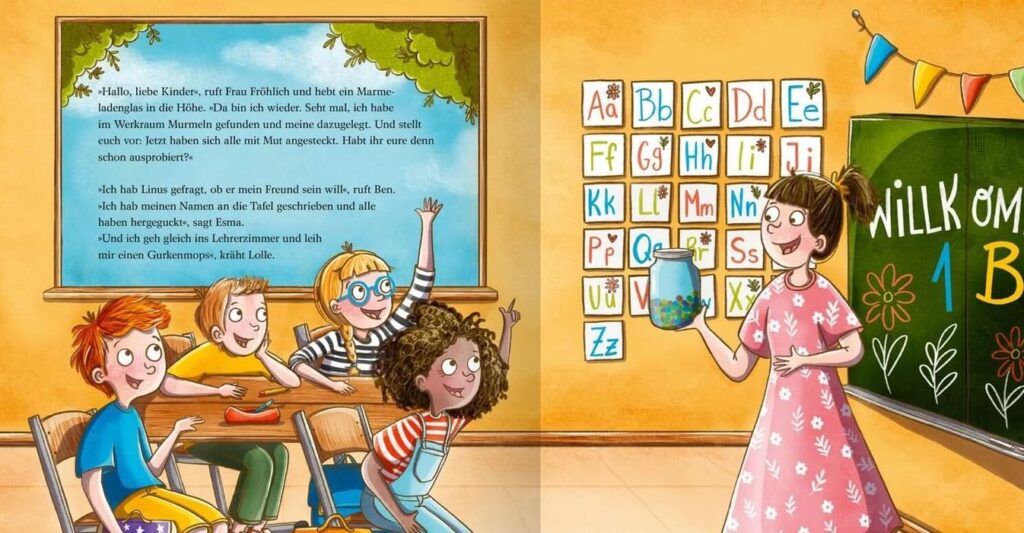 Eine Lehrerin steht vor einer Tafel mit Buchstaben und begrüßt drei lächelnde Kinder, die in einem farbenfrohen Klassenzimmer an ihren Schreibtischen sitzen.