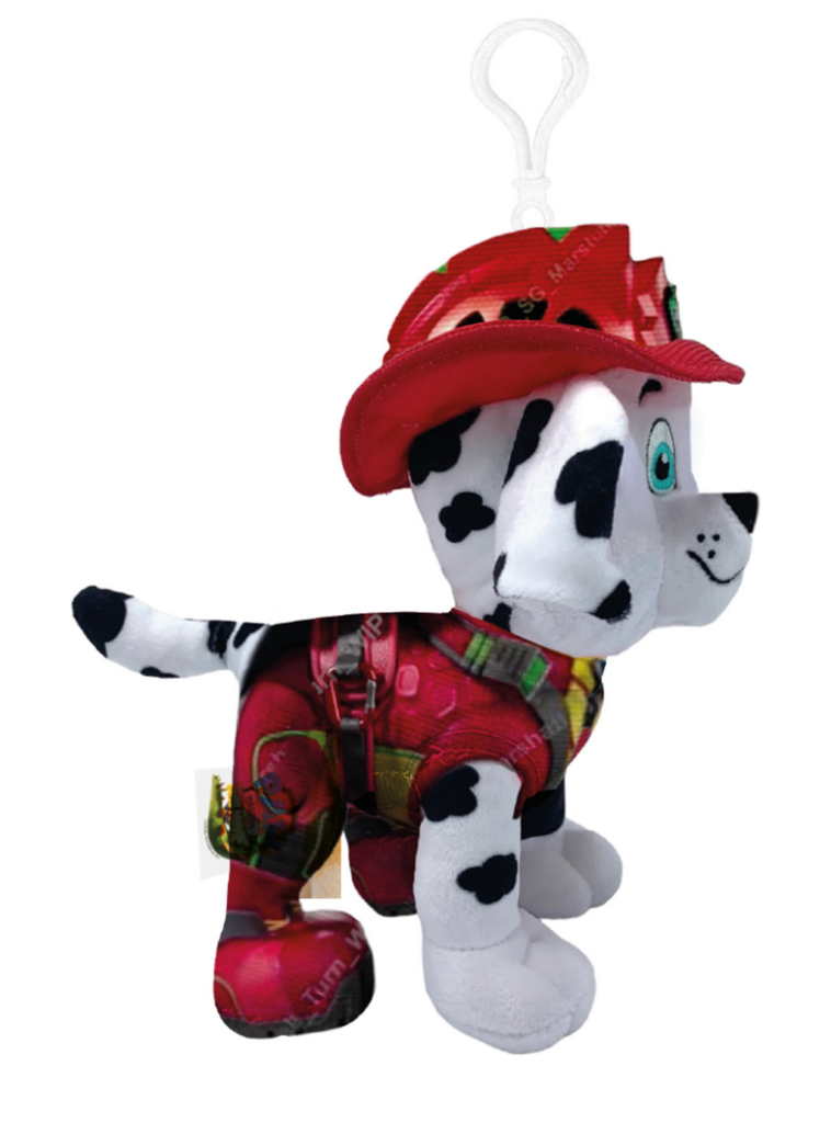 Plüsch-Dalmatiner-Hundespielzeug, das einen roten Feuerwehranzug und einen Helm trägt, mit einer weißen Kunststoffschlaufe an der Oberseite.