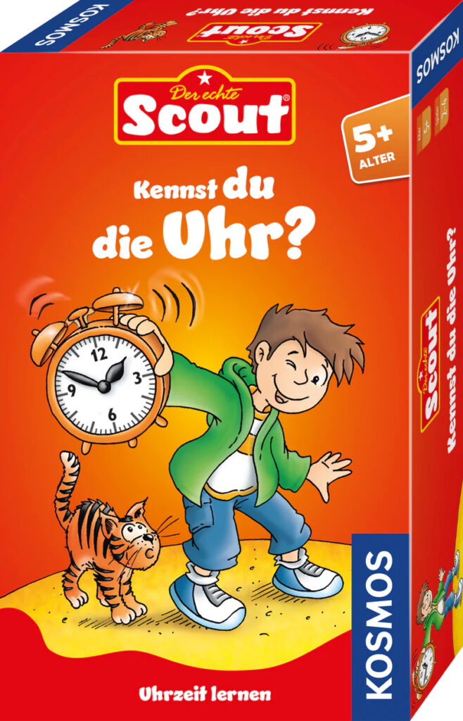 Ein lächelnder Junge hält einen großen Wecker in der Hand, während ein kleiner Tiger zu ihm aufschaut. Auf der Verpackung steht „Scout: Kennst du die Uhr?“; das Set dient zum Erlernen der Uhrzeit und wird für Kinder ab 5 Jahren empfohlen.