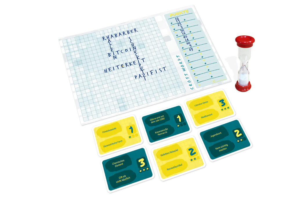 Ein Wortspiel-Set bestehend aus einem Spielbrett mit sich kreuzenden Wörtern, sechs Karten mit Aufgaben und Punkten, einer Punktetabelle und einer roten Sanduhr.