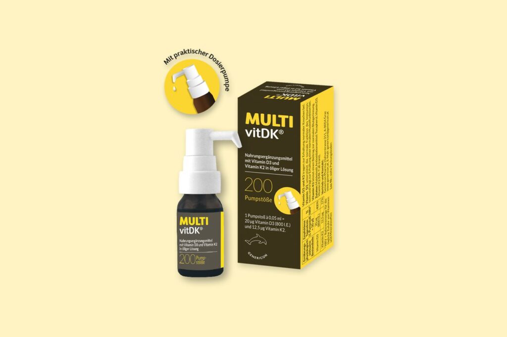 Auf einem gelben Hintergrund sind eine Flasche und eine Verpackung des MULTI vitDK-Mundsprays abgebildet, deren Etikett die Angabe „200 Sprühstöße“ sowie die Vitamine D und K enthält. Eine Illustration hebt die Sprühpumpe hervor.