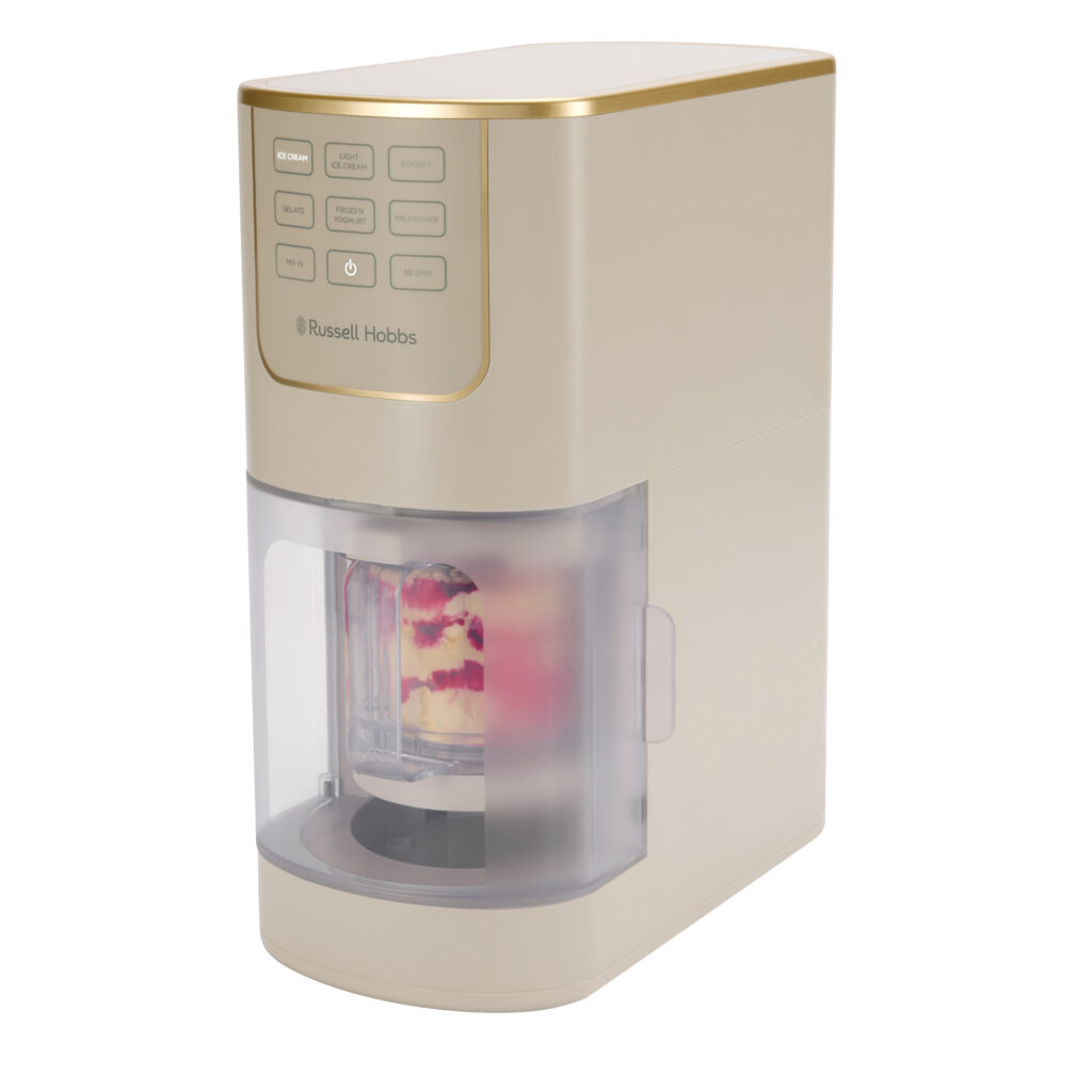 Eine beige-goldene Eismaschine der Marke Russell Hobbs mit Drucktasten, die einen durchsichtigen Behälter mit fertiger Eismasse zeigt.