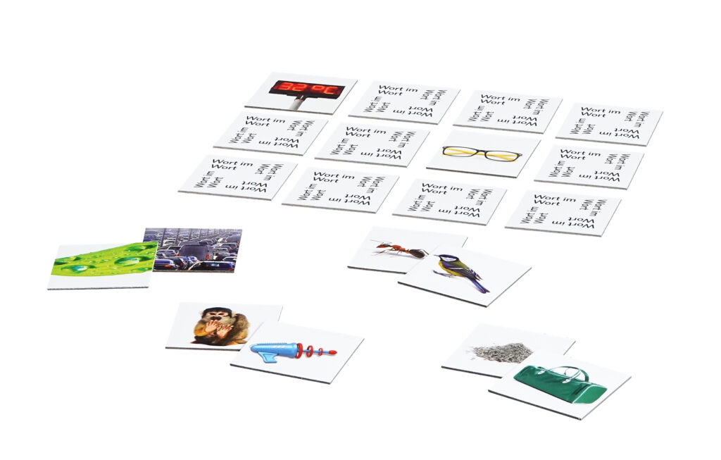 Ein Set aus passenden Karten mit deutschen Texten und Abbildungen von Gegenständen und Tieren, darunter ein Affe, eine Brille, ein Vogel, eine Handtasche und eine Temperaturanzeige, die auf einem weißen Hintergrund angeordnet sind.