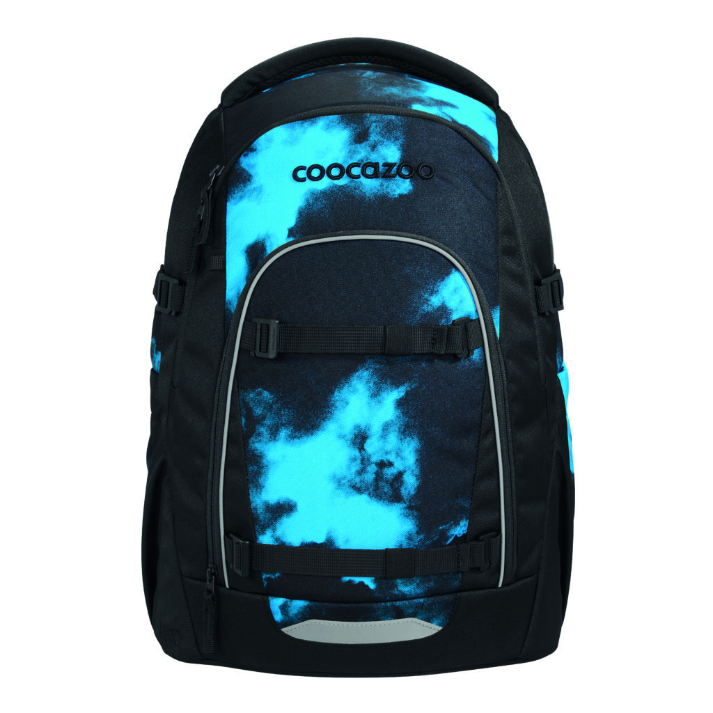 Ein schwarz-blauer Rucksack mit einem wolkenartigen Muster, einer Reißverschlusstasche auf der Vorderseite, zwei verstellbaren Trägern und dem „coocazoo“-Logo oben.
