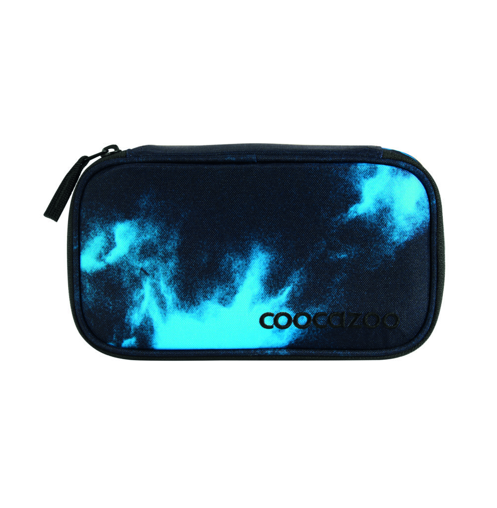 Ein rechteckiges Etui mit Reißverschluss, das mit einem abstrakten Muster in Blau und Schwarz verziert ist und auf dessen Vorderseite das Wort „Coocazoo“ aufgedruckt ist.