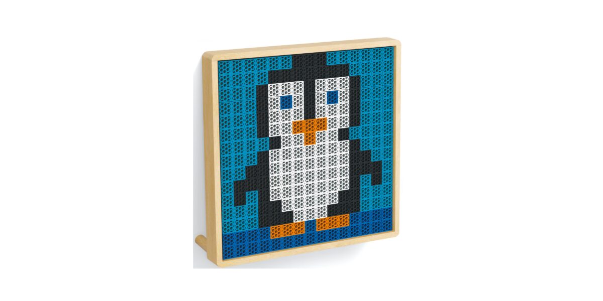 In einem rechteckigen Holzrahmen ist ein Pixel-Mosaikmotiv eines Comic-Pinguins vor blauem Hintergrund zu sehen.