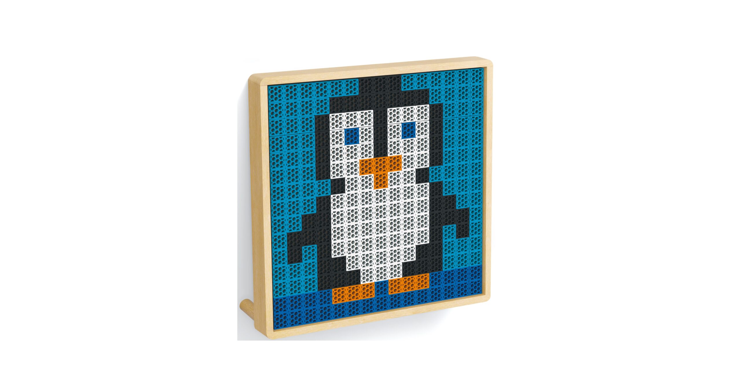In einem rechteckigen Holzrahmen ist ein Pixel-Mosaikmotiv eines Comic-Pinguins vor blauem Hintergrund zu sehen.