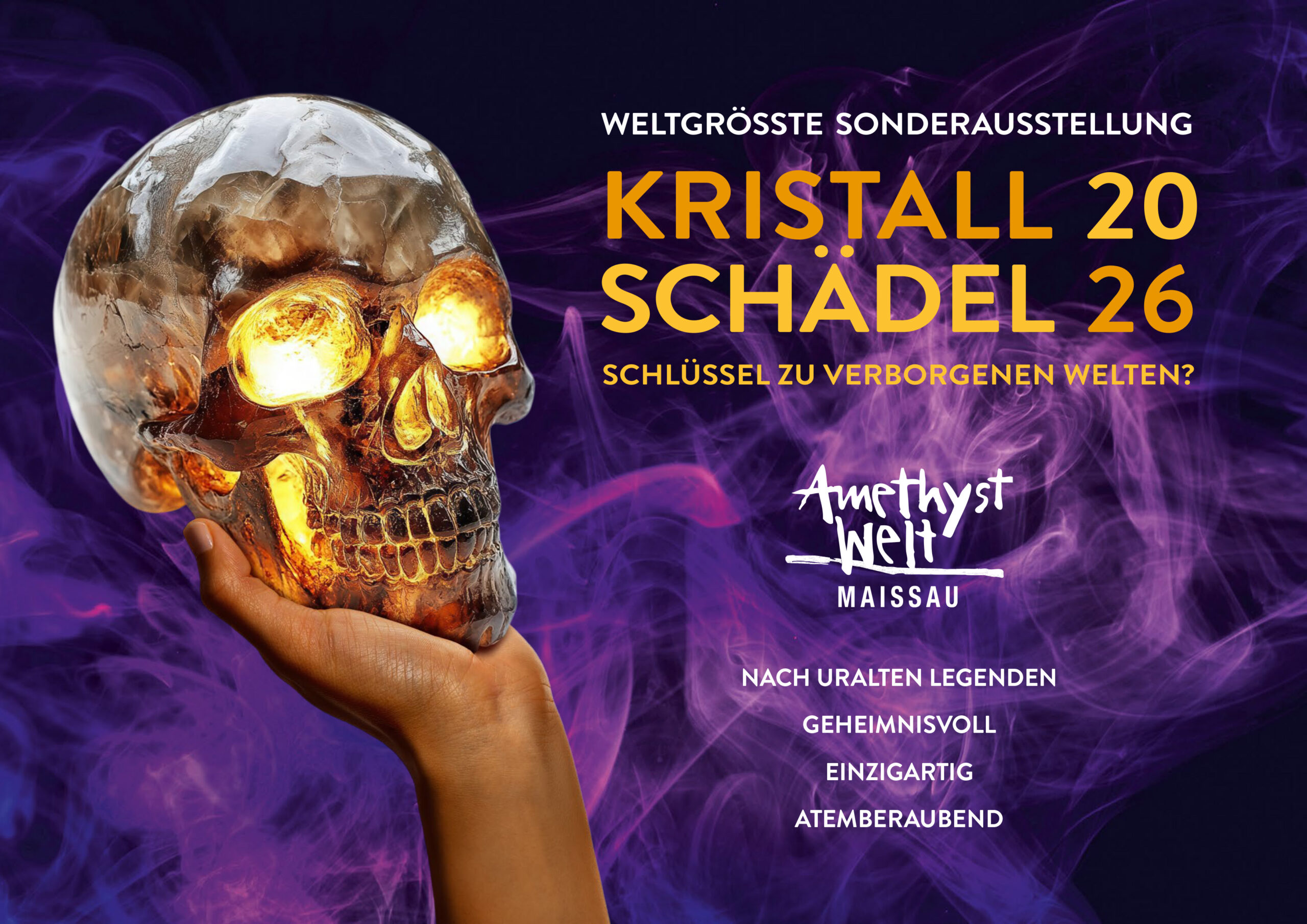 Eine Hand hält einen durchsichtigen Kristallschädel vor einem rauchig-violetten Hintergrund, dazu ist ein deutscher Text zu sehen, der für eine Ausstellung in der „Amethyst Welt Maissau“ wirbt.