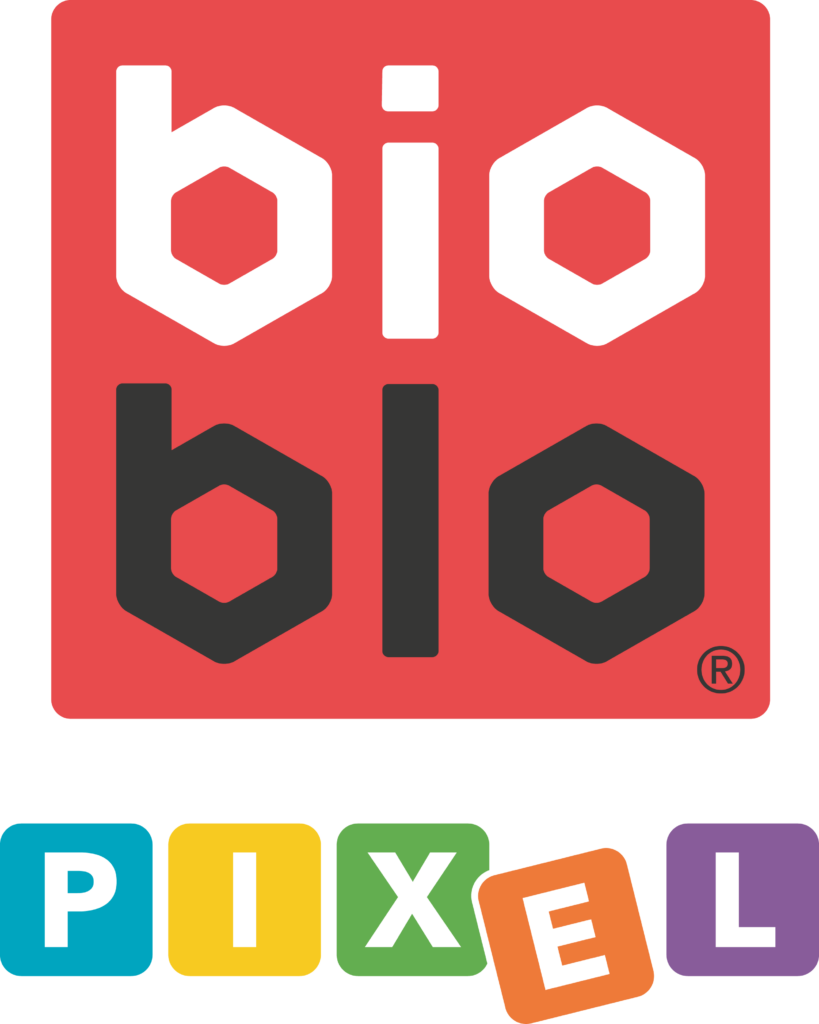 Das Bild zeigt das Bioblo-Logo über bunten Bausteinen, die in weißen Buchstaben das Wort „PIXEL“ auf blauem, grünem, gelbem, orangefarbenem und violettem Hintergrund bilden.