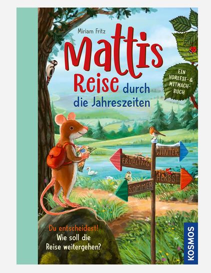 Eine Maus mit einem Rucksack steht neben einem Wegweiser, auf dem die vier Jahreszeiten in einem bunten Wald abgebildet sind. Auf dem Buchcover steht „Mattis Reise durch die Jahreszeiten“ von Miriam Fritz.