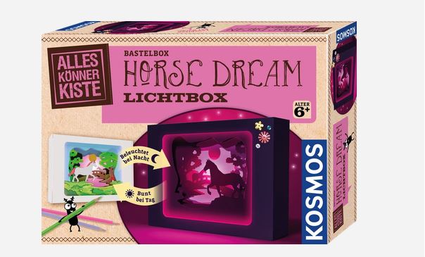 Ein Bastelset mit der Aufschrift „Horse Dream Lightbox“ mit Motiven zum Thema Pferd, das nachts leuchtet; empfohlen für Kinder ab 6 Jahren, von der Marke Kosmos.