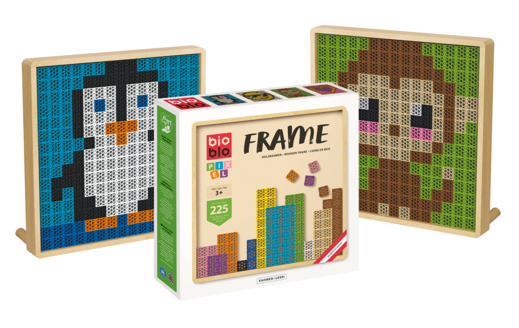 Hinter einer Bioblo Frame-Mosaik-Set-Verpackung stehen zwei Mosaikrahmen mit Pixelkunst-Motiven eines Pinguins und eines Affen.