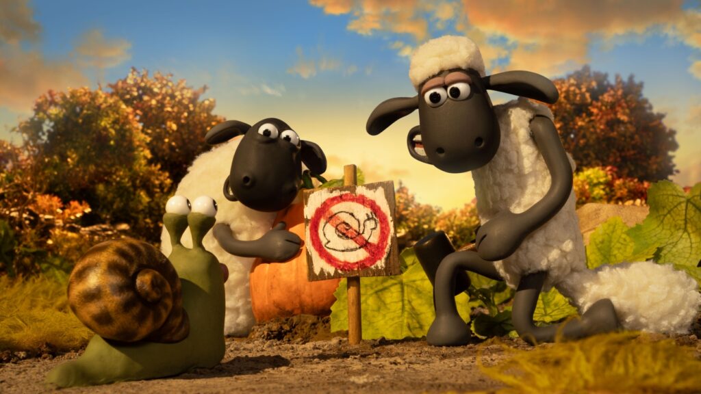 Zwei Schafe zeigen einer Schnecke ein Schild mit einer rot durchgestrichenen Schnecke, das darauf hinweist, dass Schnecken nicht erlaubt sind, vor dem Hintergrund eines Gartens mit Pflanzen und einem Abendhimmel.