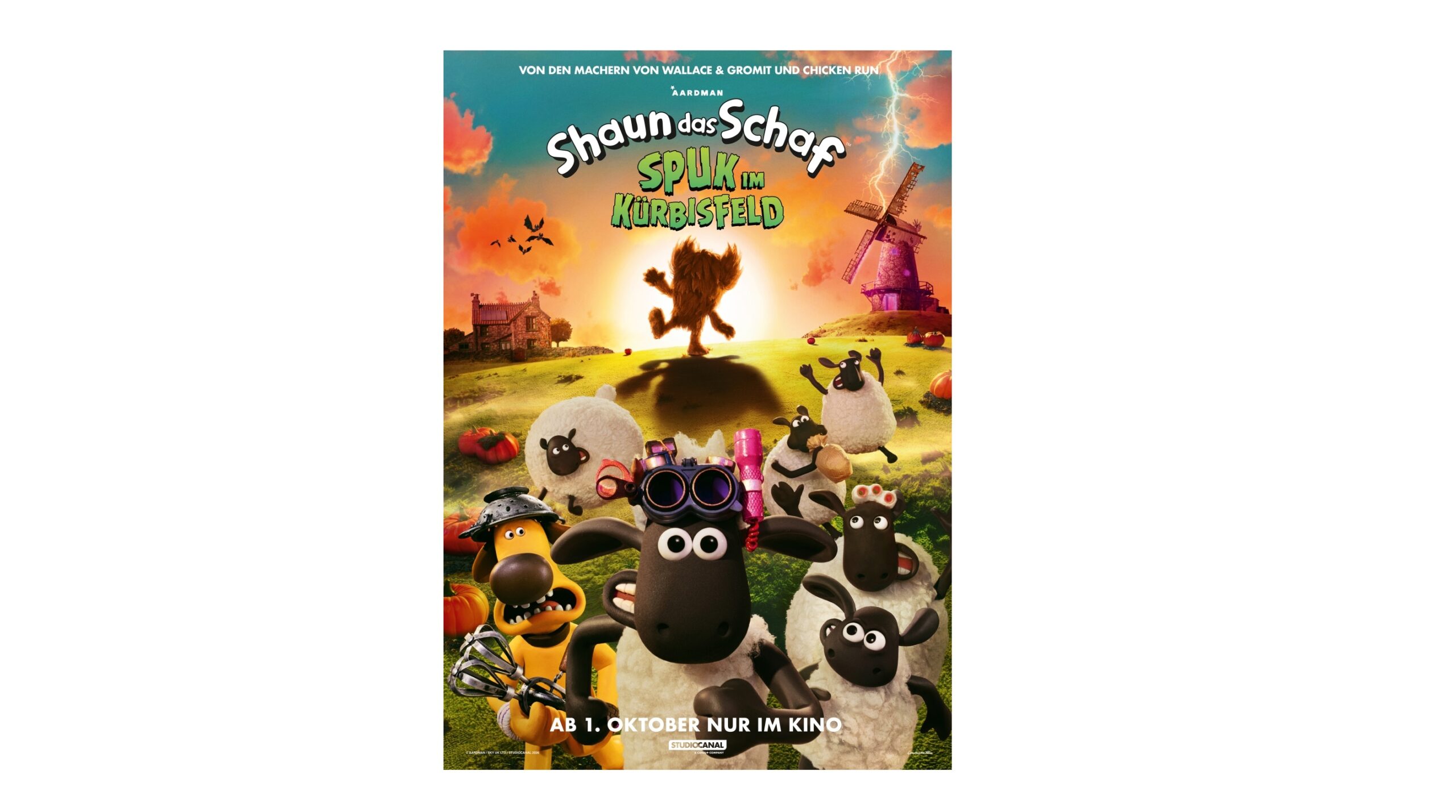 Filmplakat zu „Shaun das Schaf: Spuk im Kürbisfeld“, auf dem Shaun das Schaf und andere Figuren bei Sonnenuntergang auf einem Feld zu sehen sind, im Hintergrund eine Windmühle und eine schemenhafte Gestalt.