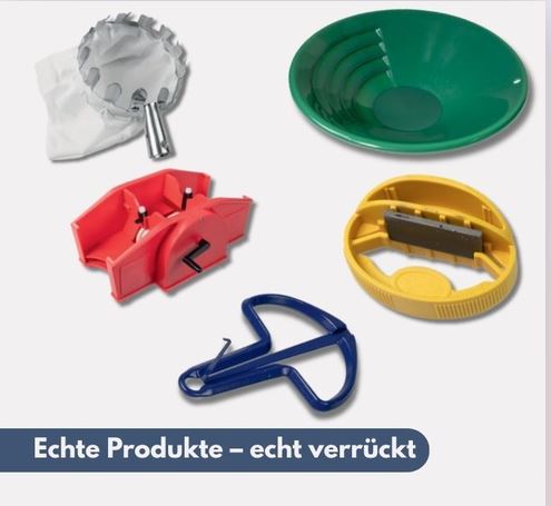 Auf einem weißen Hintergrund sind fünf ungewöhnliche Haushaltsgeräte aus Kunststoff und Metall zu sehen, darunter steht eine deutsche Bildunterschrift mit dem Text: „Echte Produkte – echt verrückt.“.