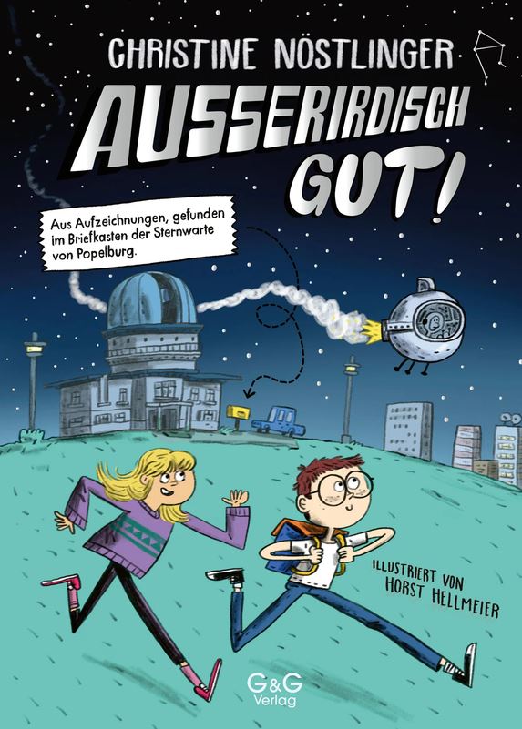 Zwei Kinder rennen nachts in der Nähe einer Sternwarte; über ihnen schwebt ein kleines Raumschiff. Auf dem Buchcover steht der Titel „Außerirdisch Gut!“ von Christine Nöstlinger.