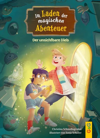 Zwei Kinder in einem vollgestopften Zauberladen schauen überrascht, während das eine einen leuchtenden Gegenstand in der Hand hält und das andere einen leuchtenden Spiegel berührt; um sie herum befinden sich magische Gegenstände und Wesen.