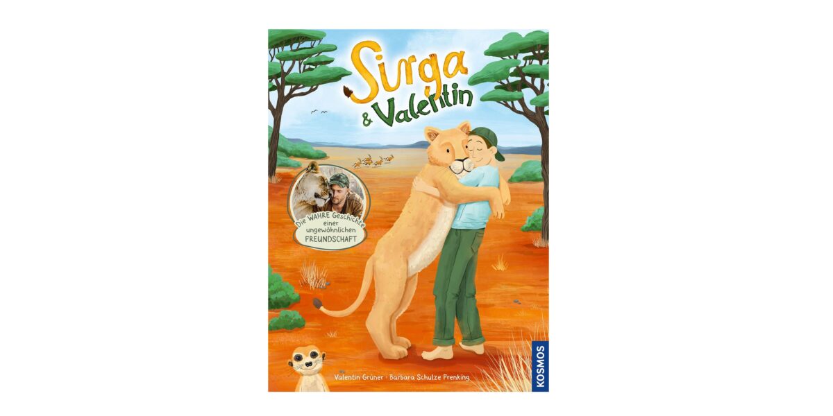 Das illustrierte Buchcover zeigt einen Jungen, der eine Löwin in einer afrikanischen Landschaft mit Bäumen und einem Erdmännchen umarmt; oben ist der Titel „Surya & Valentin“ zu sehen.