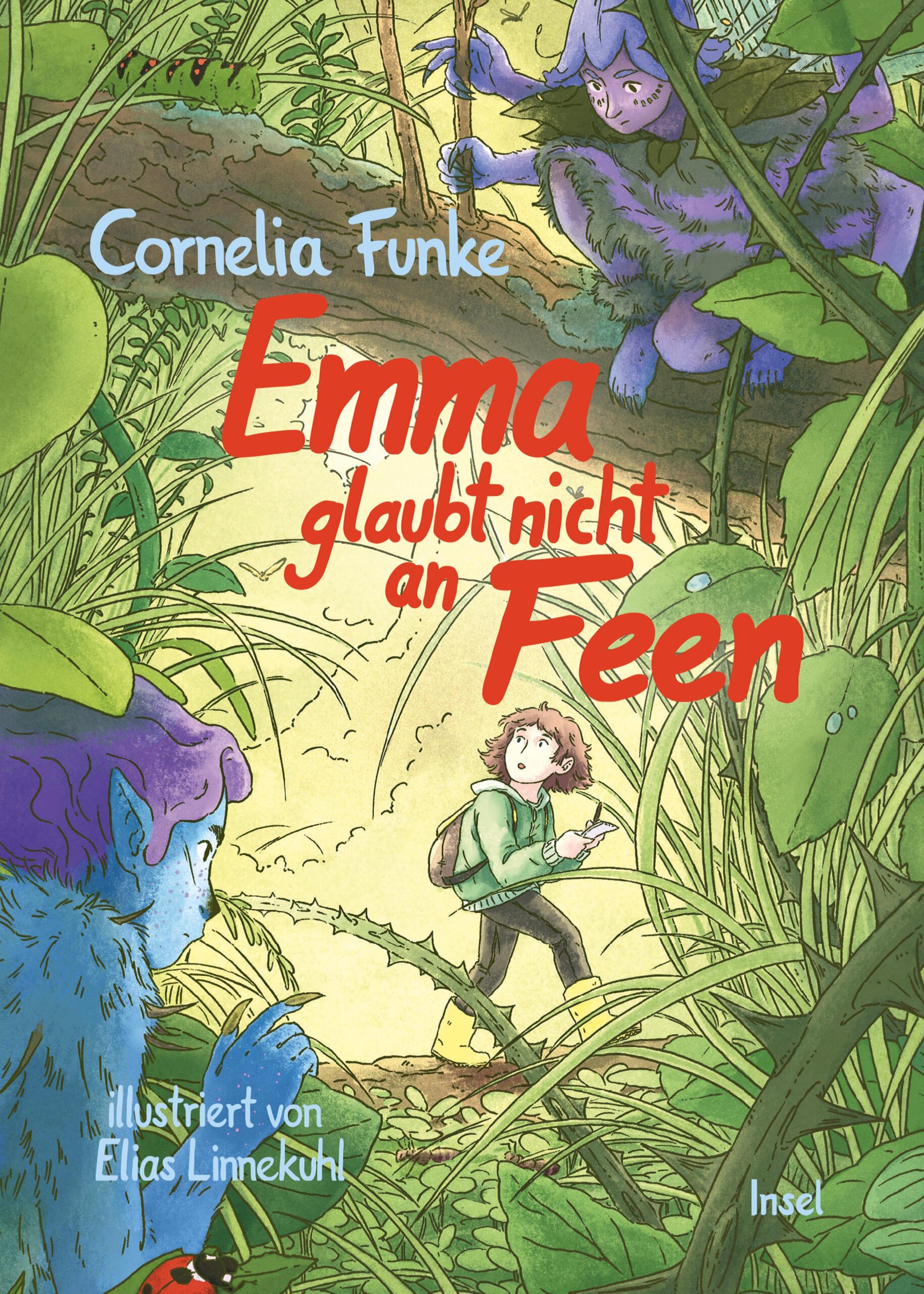 Auf einem Buchcover ist ein Mädchen zu sehen, das durch einen dichten, grünen Wald läuft, umgeben von großen, bunten Feen. Der Titel lautet auf Deutsch „Emma glaubt nicht an Feen“ von Cornelia Funke.