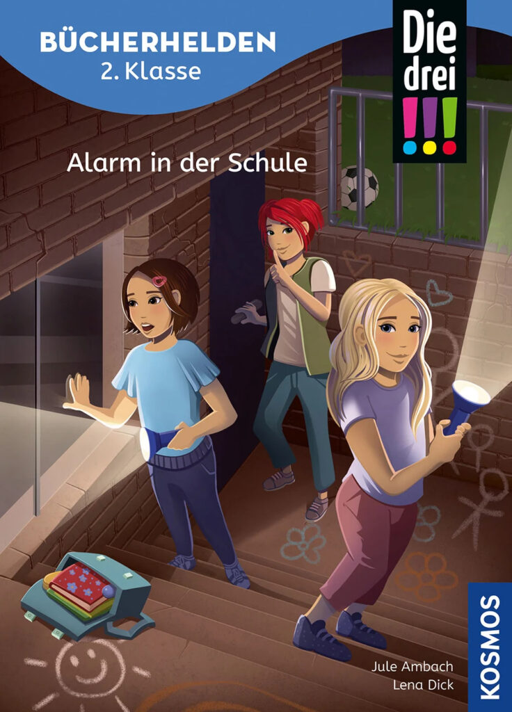 Buchcover zu „Die drei !!! Alarm in der Schule“, auf dem drei Mädchen mit Taschenlampen zu sehen sind, die auf einer Treppe neben einem Schulgebäude stehen.