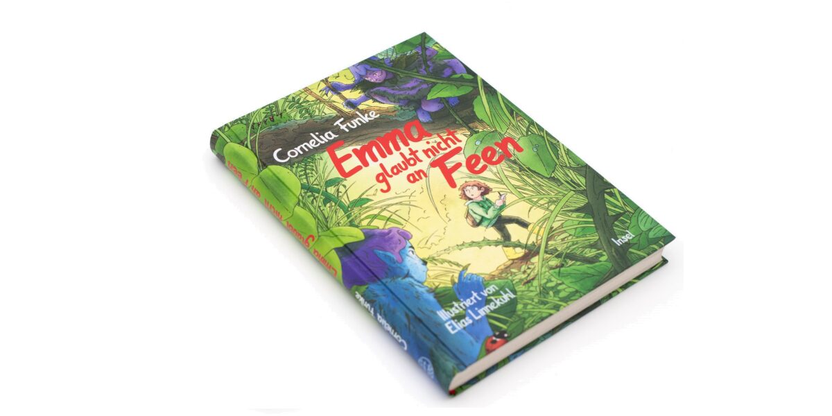 Ein deutsches Kinderbuch mit dem Titel „Emma glaubt nicht an Feen“ von Cornelia Funke, dessen illustrierter Einband ein Mädchen in einem grünen Wald mit lila Blumen zeigt.